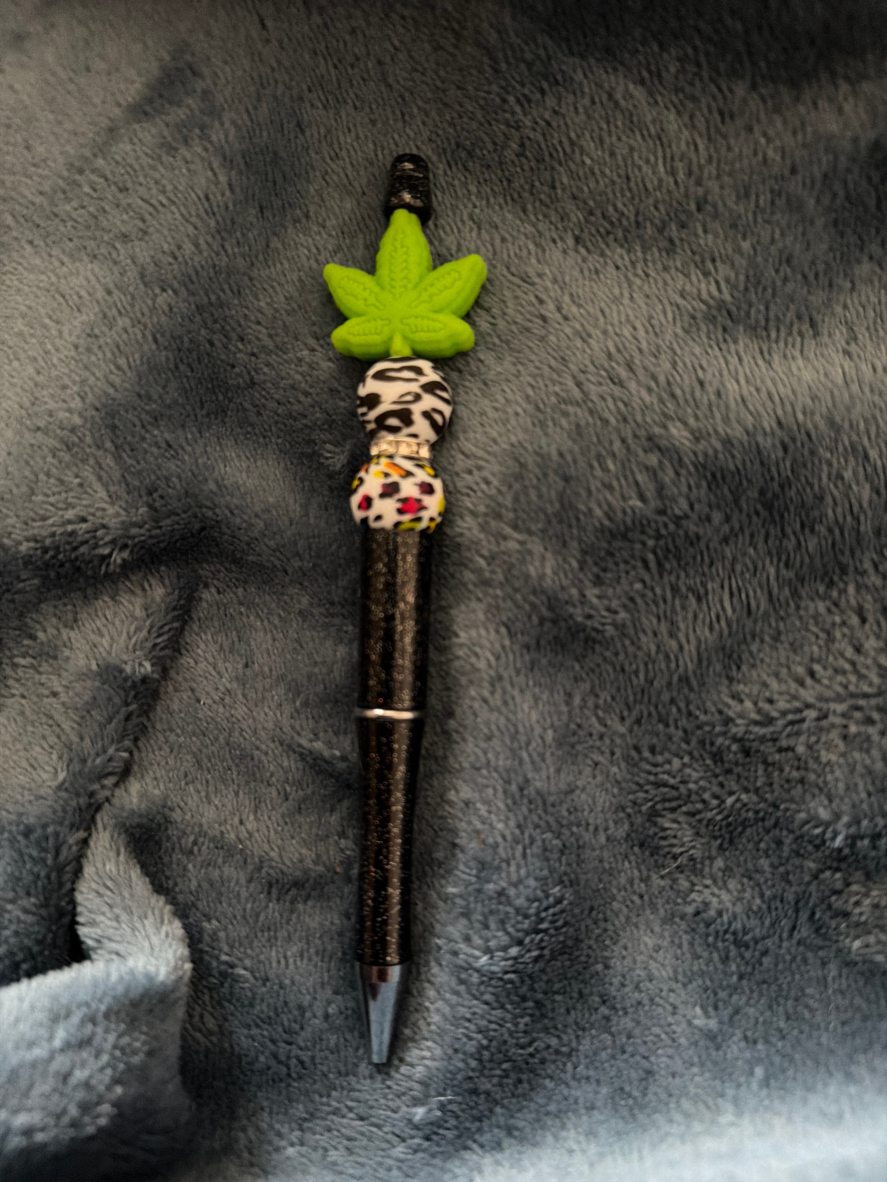 Shinny black and leopard pen